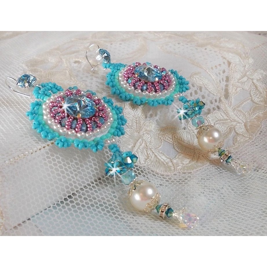BO Beleza Alicia Blue bordada com cristais Swarovski, contas de pérolas redondas e contas de sementes Miyuki