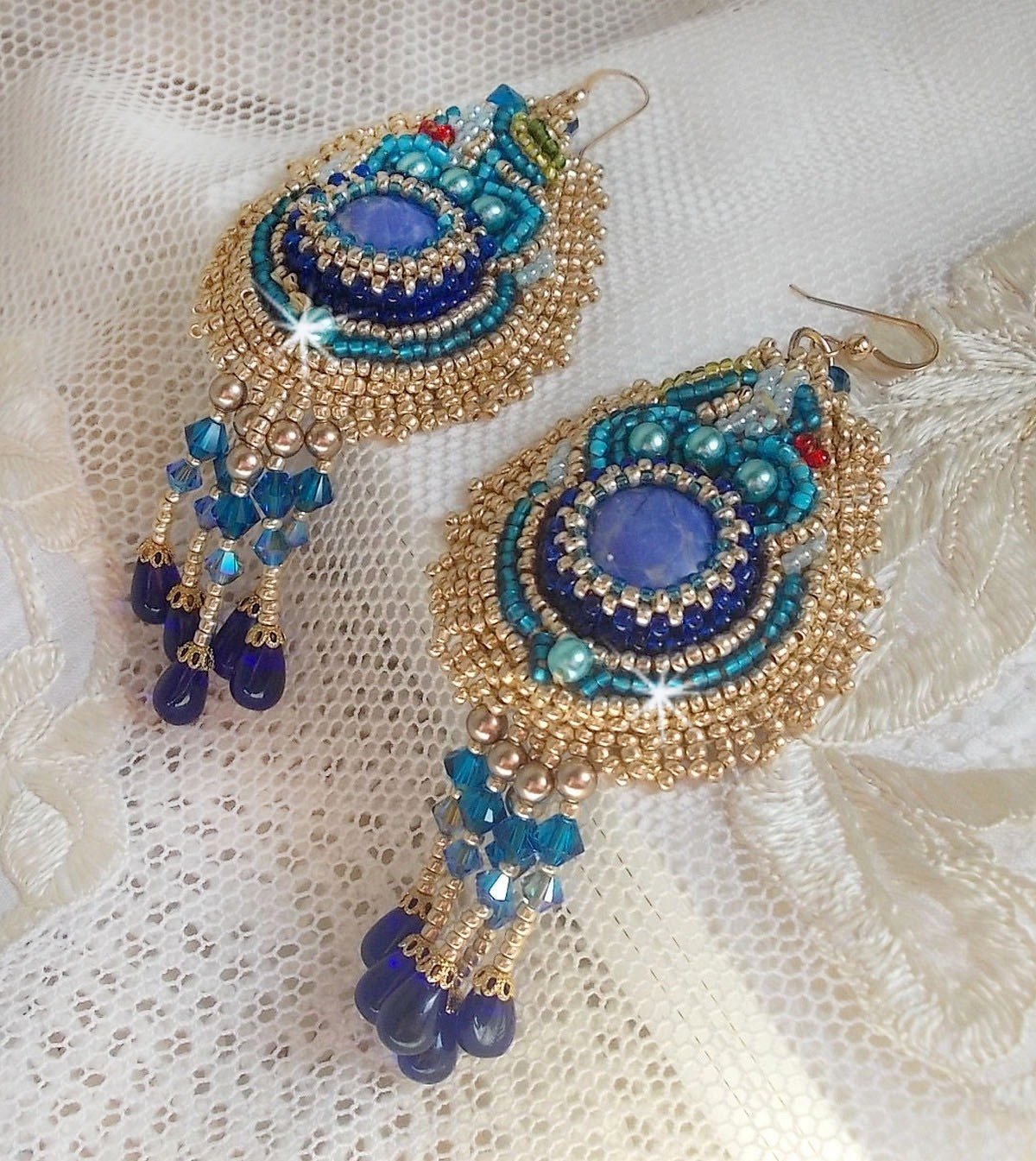 BO Papillon Or Bleu brod&eacute;es avec des gouttes, pierres de gemme et rocailles