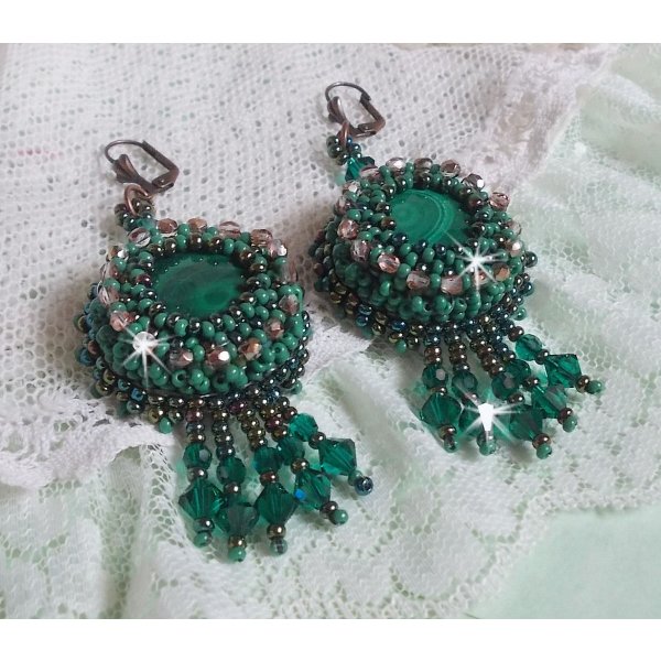 BO Emerald Vert brod&eacute;es avec une malachite, des rocailles et des facettes en verre de boh&egrave;me