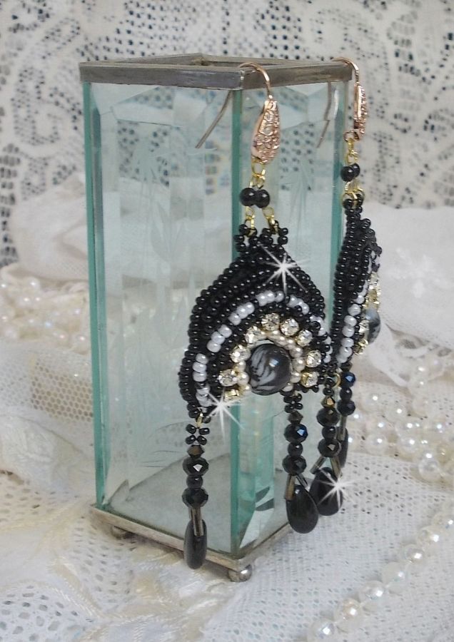 BO Féerie Black são bordados com cristais Swarovski, tagarelas de cristal, missangas redondas achatadas e facetadas, Bugles torcidos e rocailles