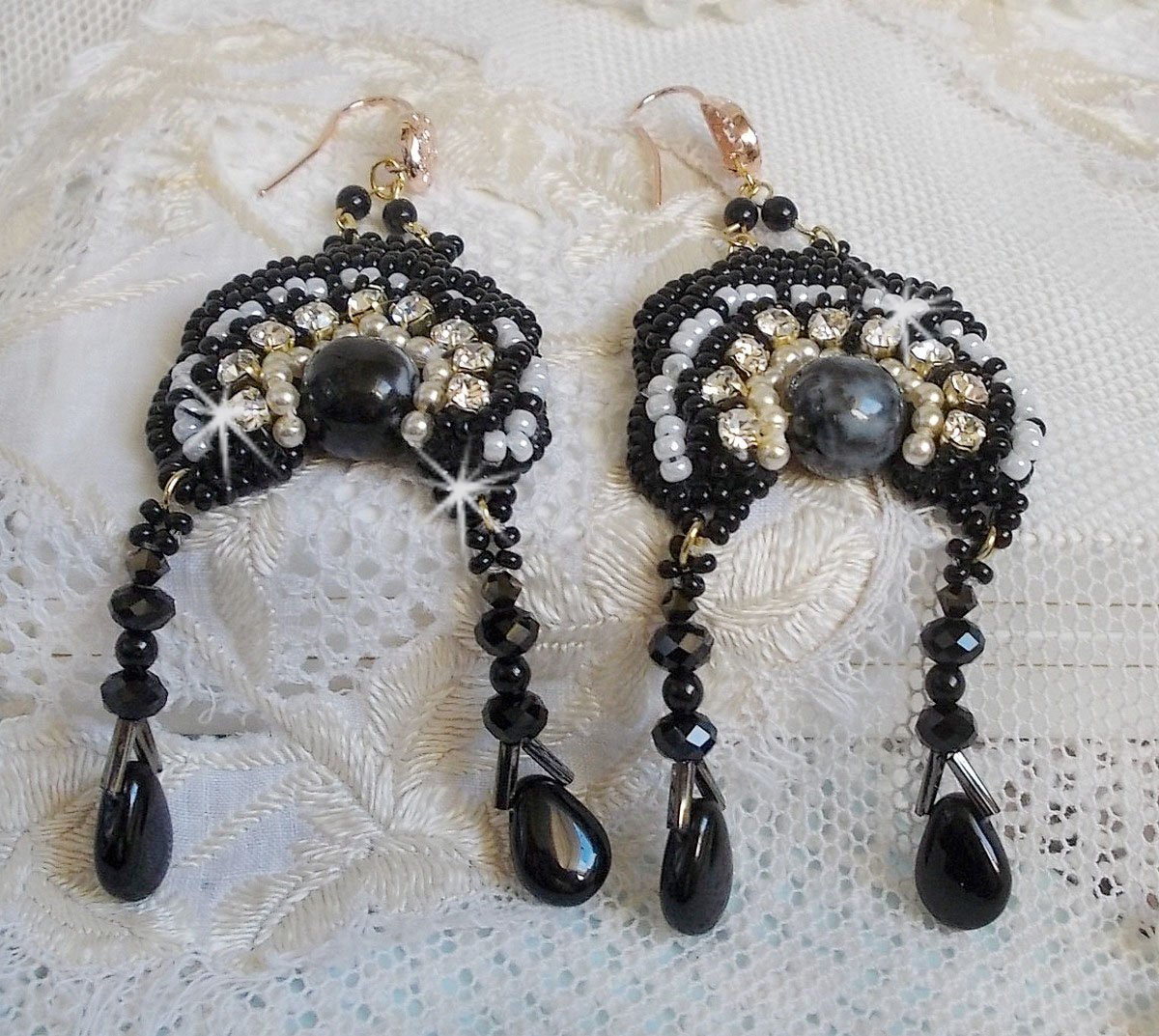 BO Féerie Black são bordados com cristais Swarovski, tagarelas de cristal, missangas redondas achatadas e facetadas, Bugles torcidos e rocailles