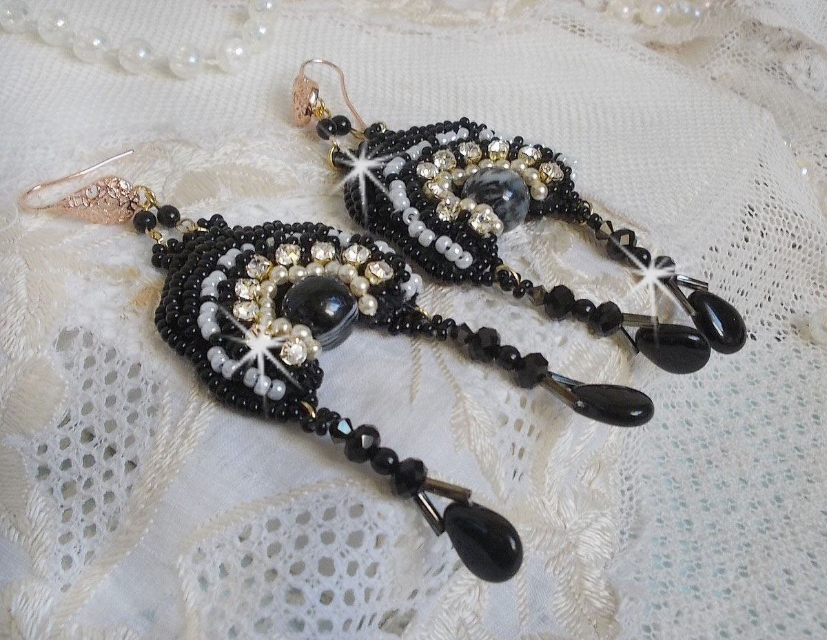 BO Féerie Black são bordados com cristais Swarovski, tagarelas de cristal, missangas redondas achatadas e facetadas, Bugles torcidos e rocailles
