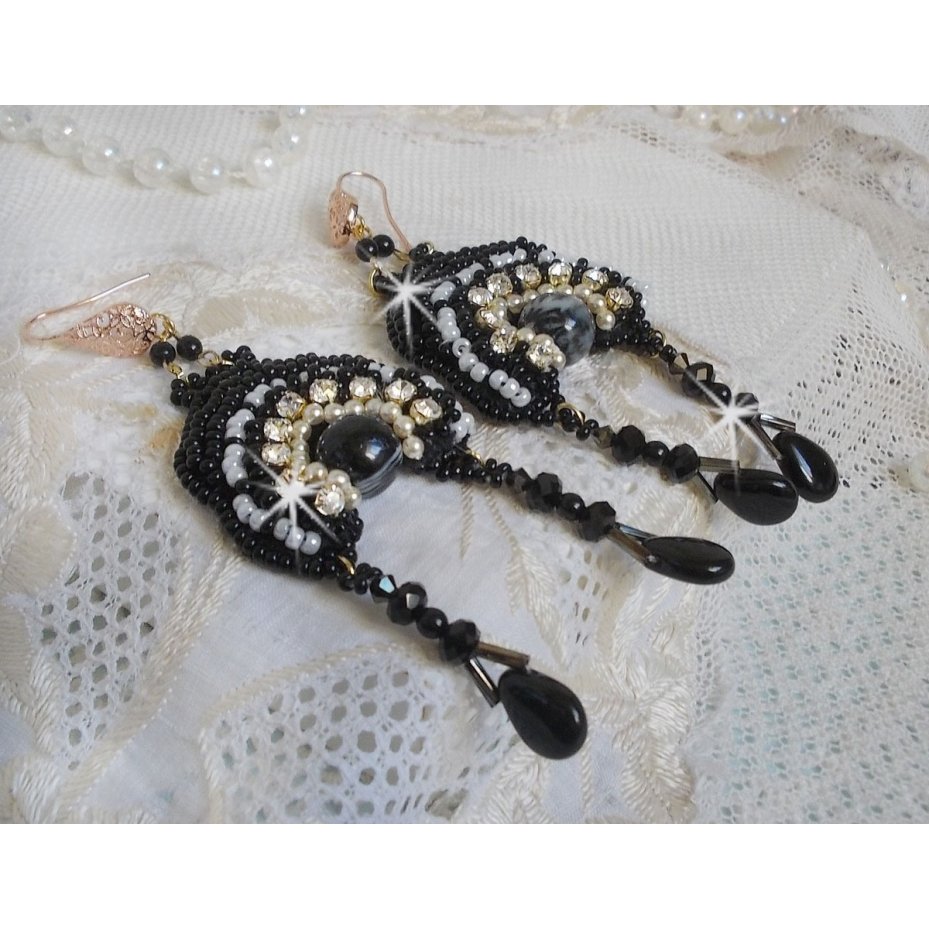 BO Féerie Black são bordados com cristais Swarovski, tagarelas de cristal, missangas redondas achatadas e facetadas, Bugles torcidos e rocailles