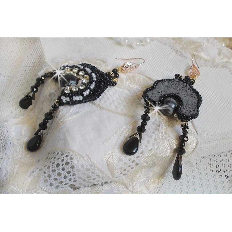 BO Féerie Black são bordados com cristais Swarovski, tagarelas de cristal, missangas redondas achatadas e facetadas, Bugles torcidos e rocailles