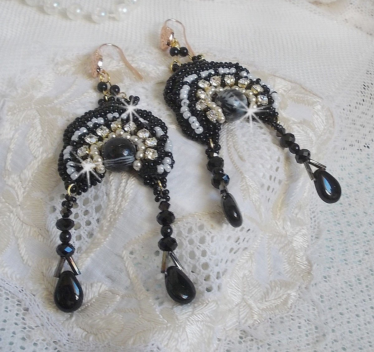 BO Féerie Black são bordados com cristais Swarovski, tagarelas de cristal, missangas redondas achatadas e facetadas, Bugles torcidos e rocailles