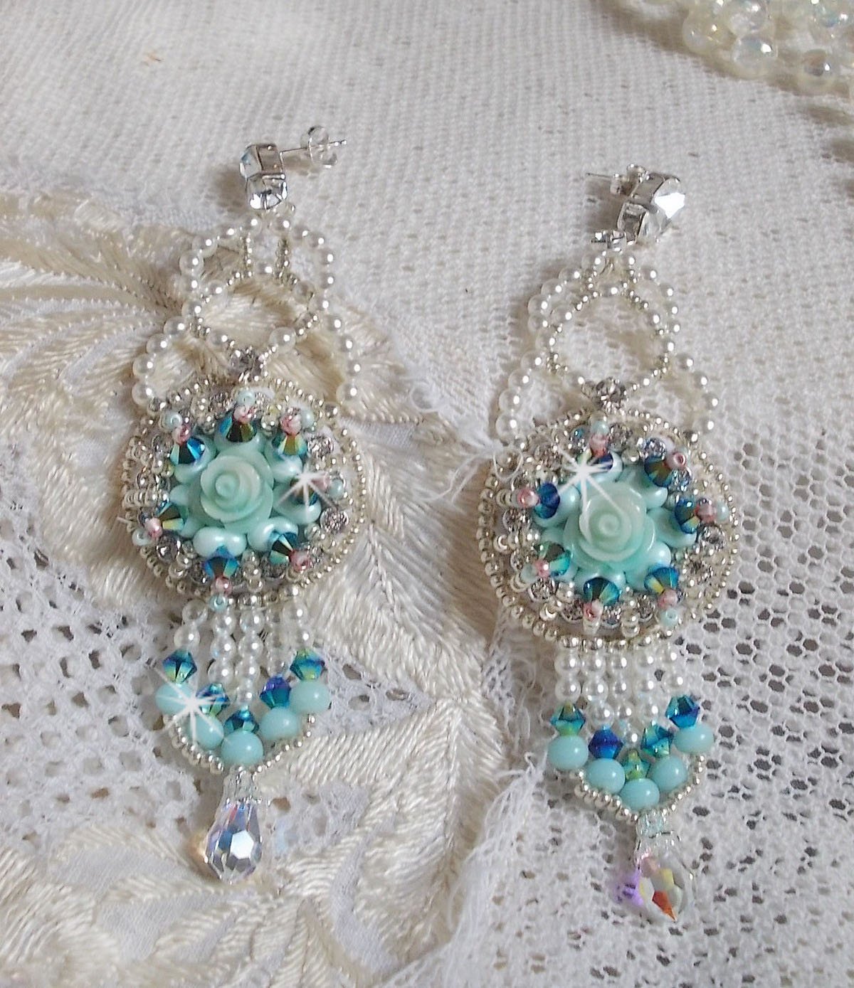BO Flores azuis Haute-Couture bordadas com cristais Swarovski, cabochões de resina da cor da hortelã, contas de sementes Miyuki e tachas de prata 925/1000