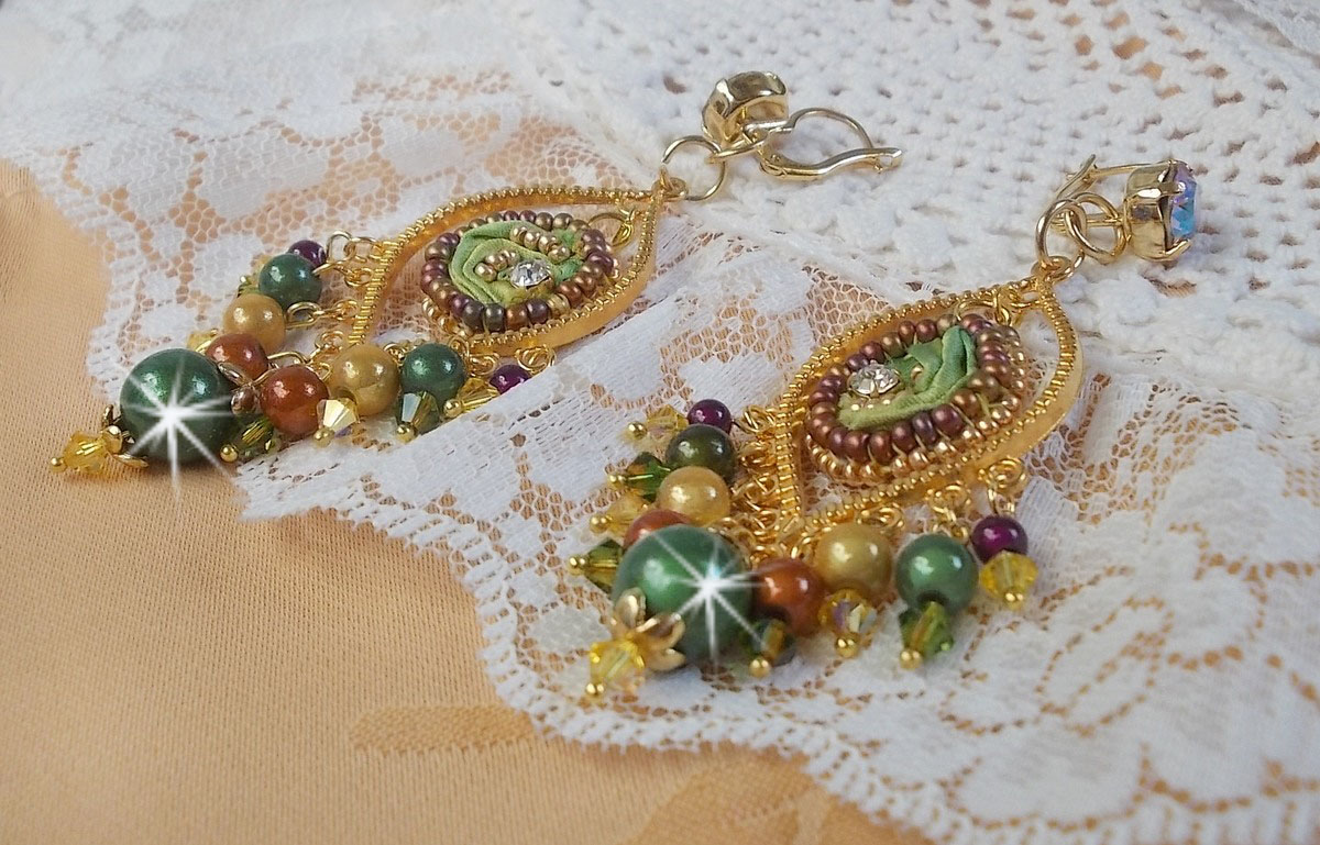 BO Lua veneziana bordada com fita de seda de cor camaleão, cristais Swarovski e missangas mágicas