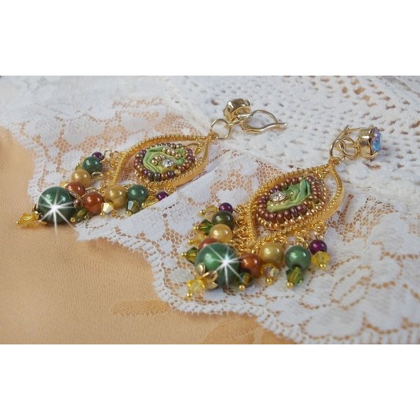 BO Lua veneziana bordada com fita de seda de cor camaleão, cristais Swarovski e missangas mágicas