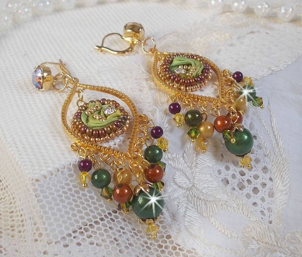 BO Lua veneziana bordada com fita de seda de cor camaleão, cristais Swarovski e missangas mágicas
