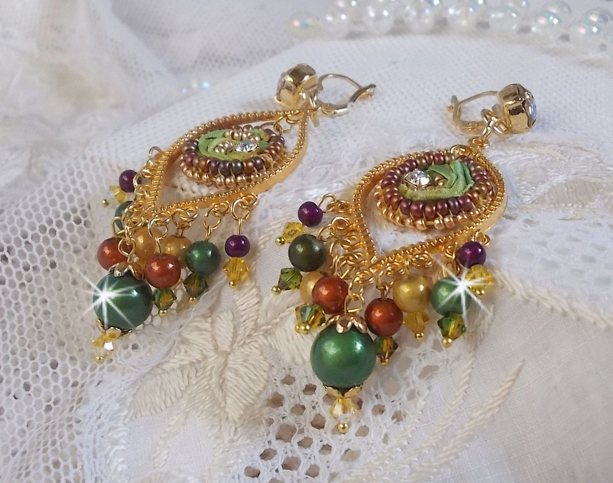 BO Lua veneziana bordada com fita de seda de cor camaleão, cristais Swarovski e missangas mágicas