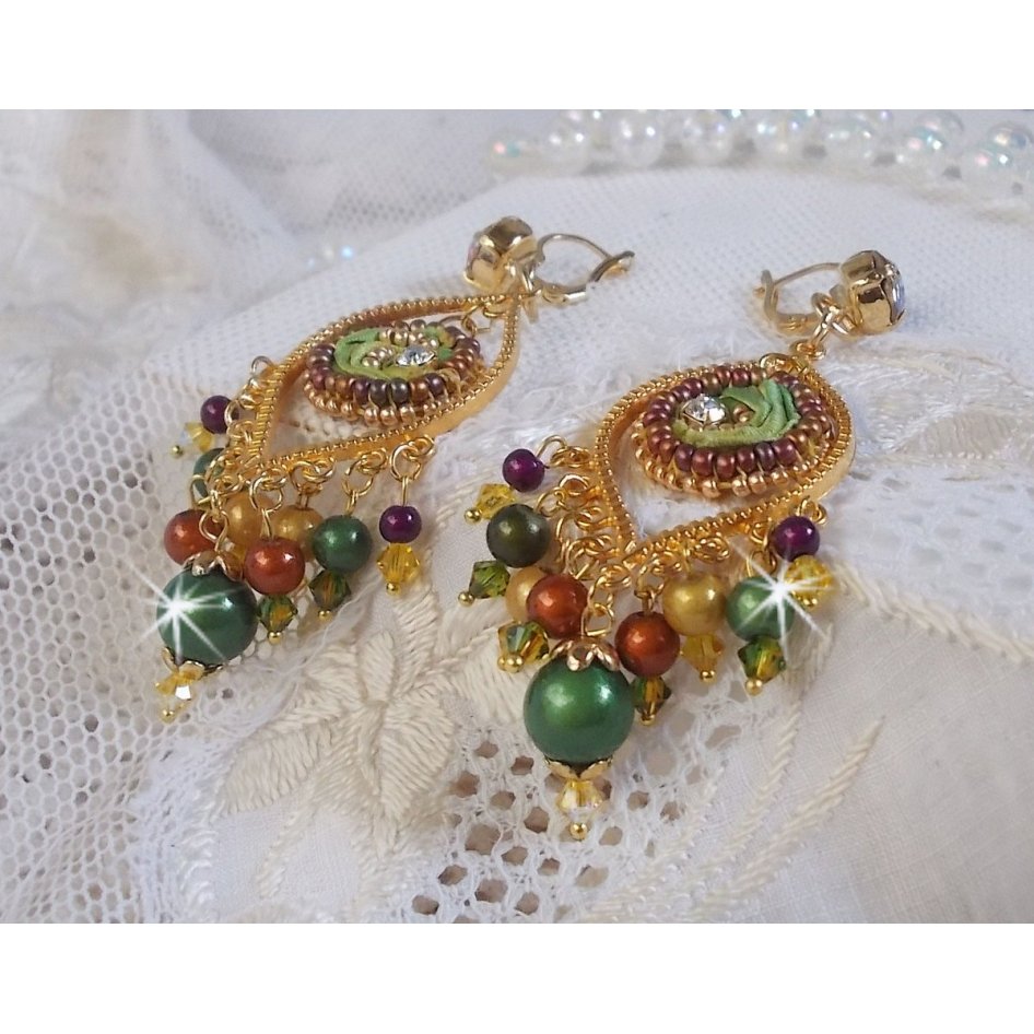 BO Lua veneziana bordada com fita de seda de cor camaleão, cristais Swarovski e missangas mágicas