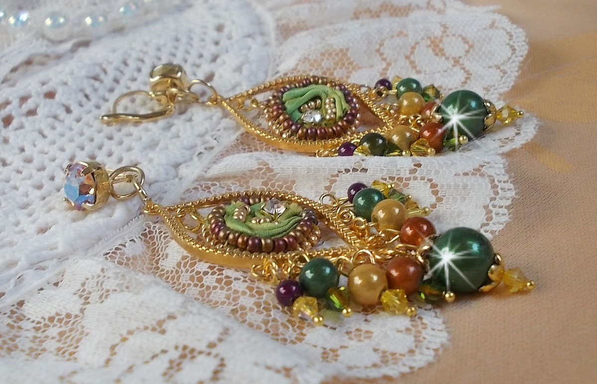 BO Lua veneziana bordada com fita de seda de cor camaleão, cristais Swarovski e missangas mágicas