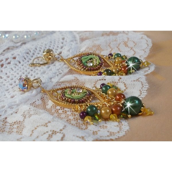 BO Lua veneziana bordada com fita de seda de cor camaleão, cristais Swarovski e missangas mágicas