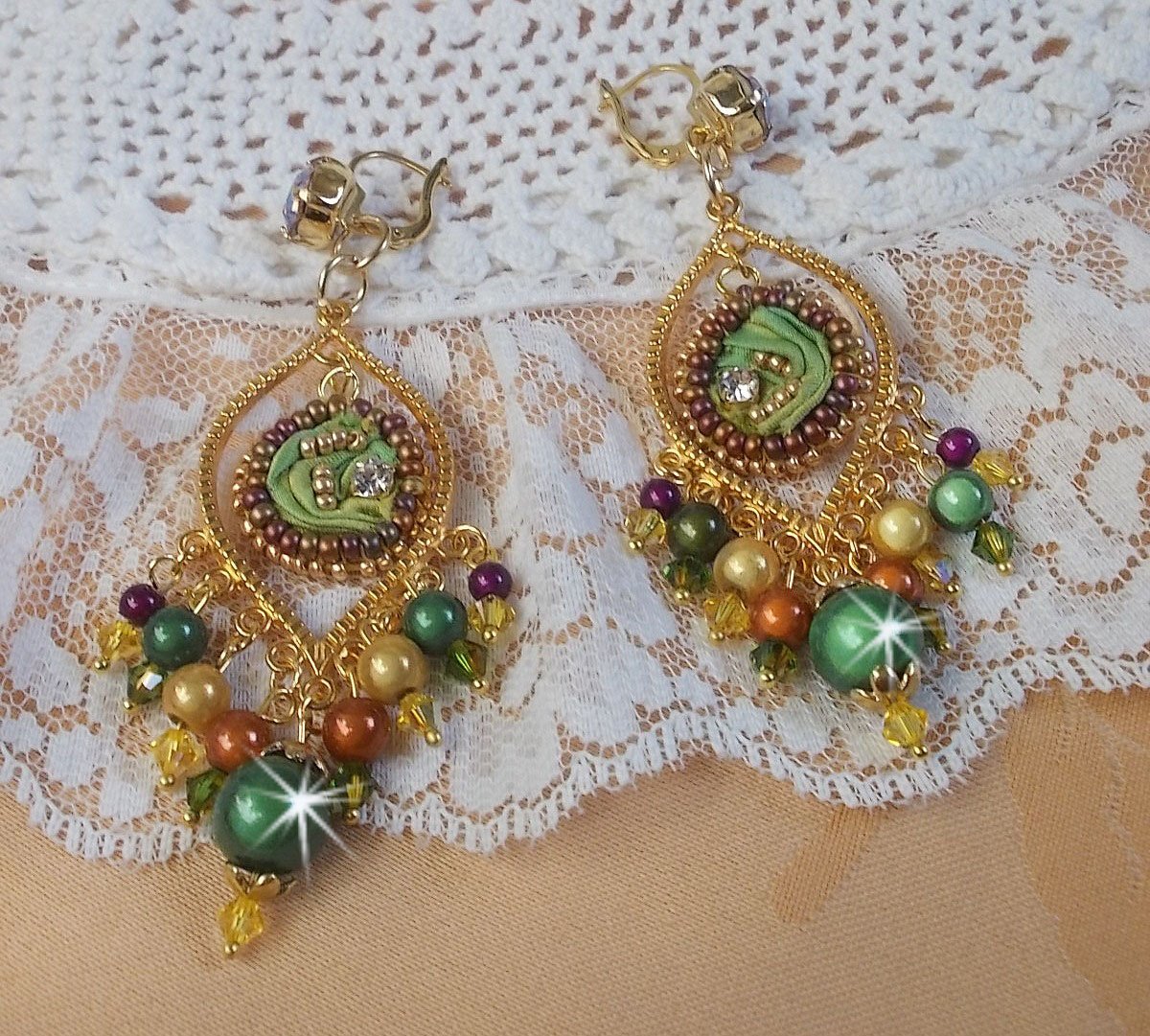 BO Lua veneziana bordada com fita de seda de cor camaleão, cristais Swarovski e missangas mágicas