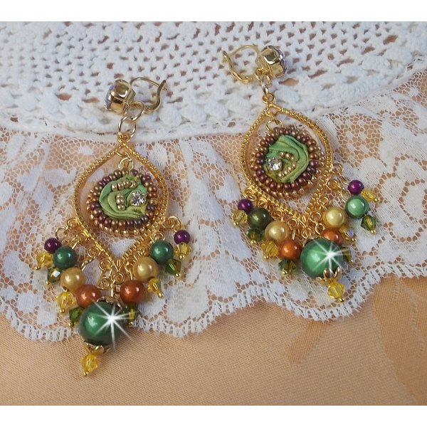 BO Lua veneziana bordada com fita de seda de cor camale&atilde;o, cristais Swarovski e missangas m&aacute;gicas