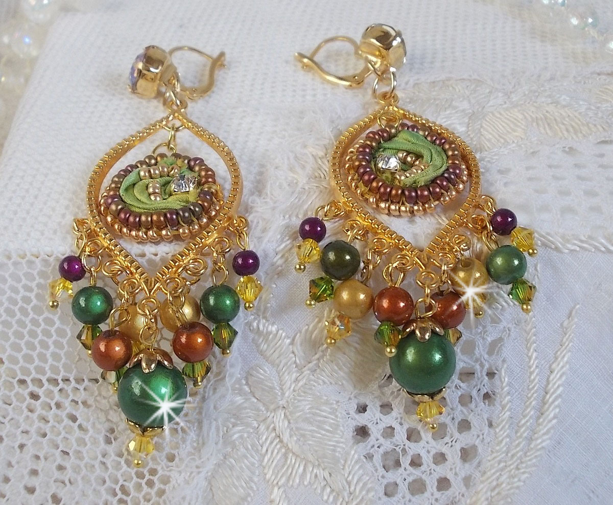 BO Lua veneziana bordada com fita de seda de cor camaleão, cristais Swarovski e missangas mágicas
