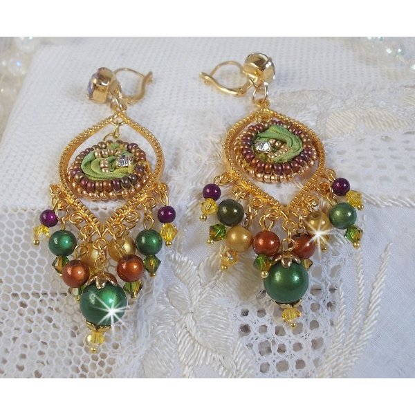 BO Lua veneziana bordada com fita de seda de cor camale&atilde;o, cristais Swarovski e missangas m&aacute;gicas