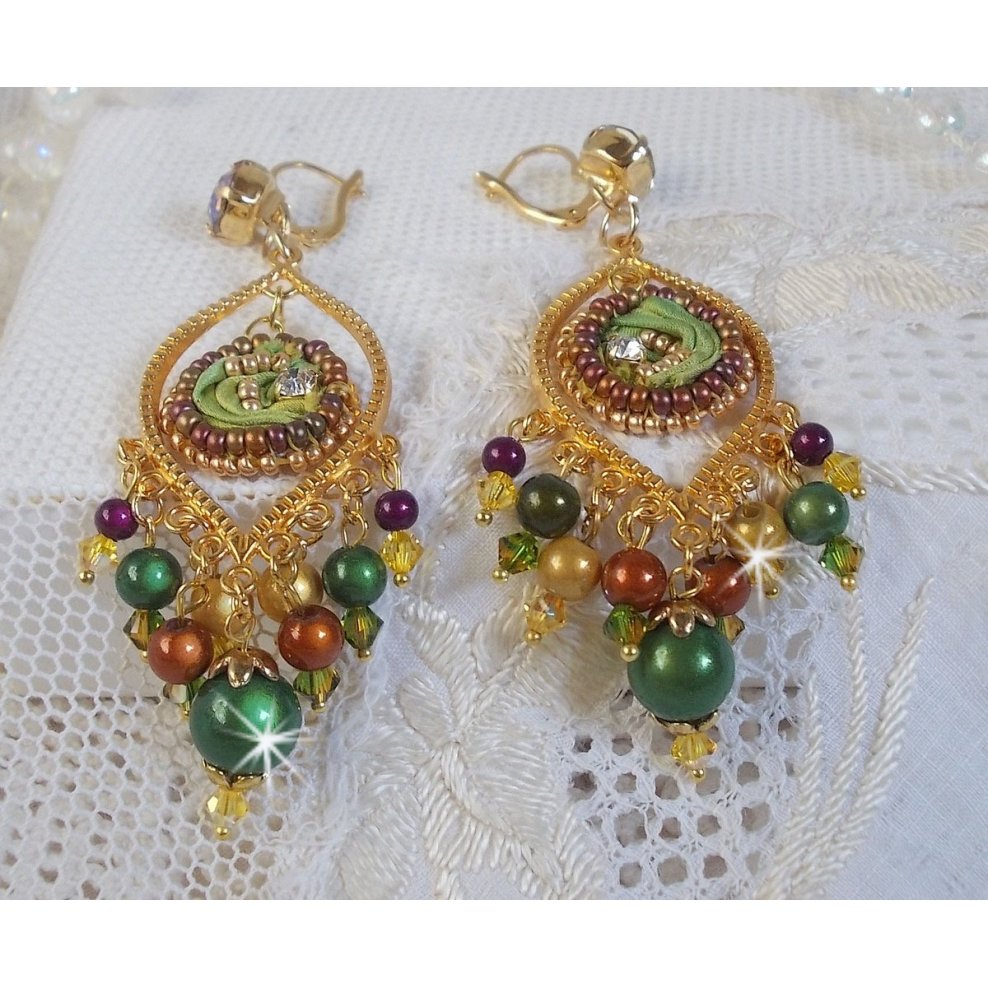 BO Lua veneziana bordada com fita de seda de cor camaleão, cristais Swarovski e missangas mágicas