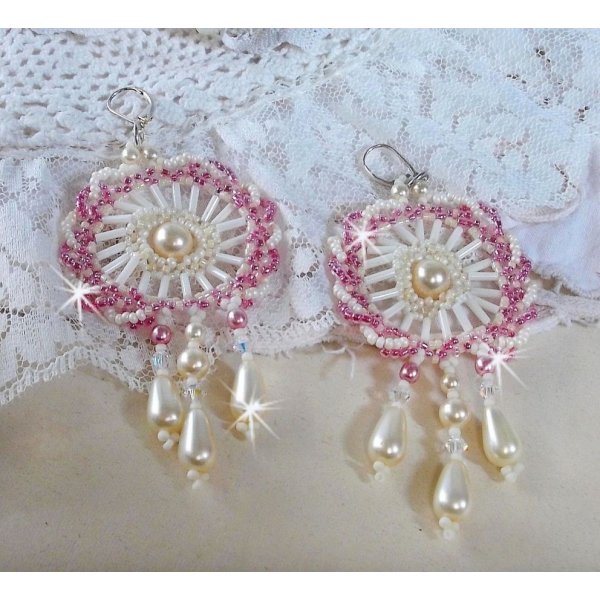 BO D&eacute;tente montado com contas redondas de marfim e gotas peroladas, contas de sementes cor-de-rosa antigas e 925 travessas prateadas