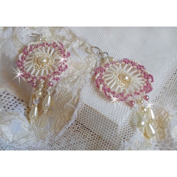 BO D&eacute;tente montado com contas redondas de marfim e gotas peroladas, contas de sementes cor-de-rosa antigas e 925 travessas prateadas