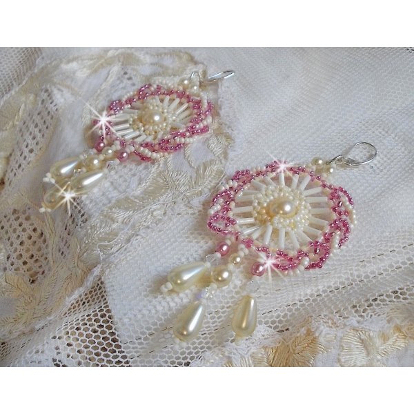 BO D&eacute;tente montado com contas redondas de marfim e gotas peroladas, contas de sementes cor-de-rosa antigas e 925 travessas prateadas