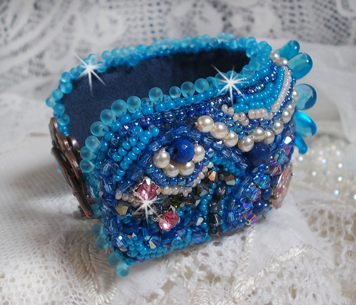 Belle Epoque Haute-Couture bracelete bordada com cristais Swarovski, cabochões de resina e missangas de sementes