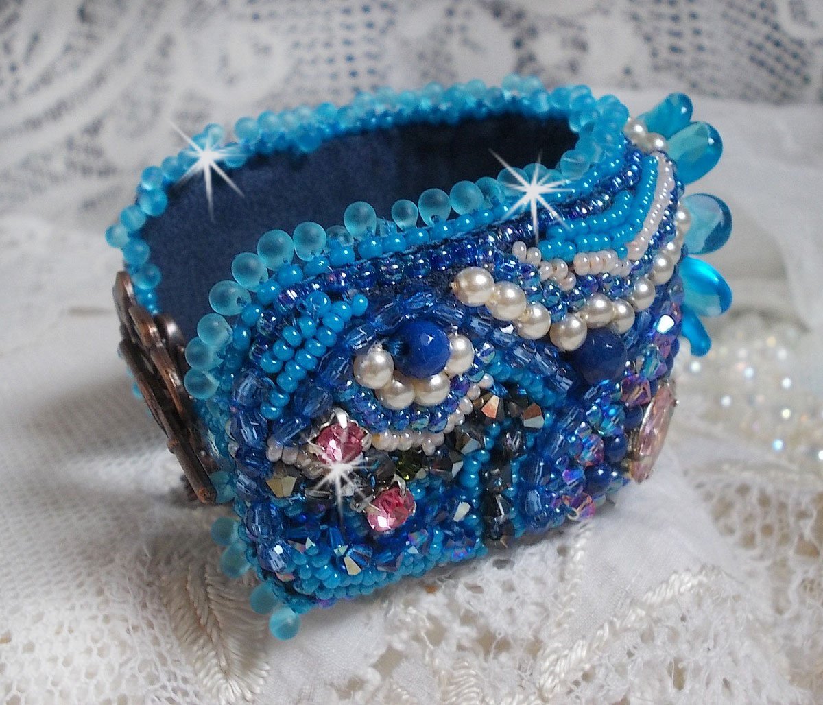 Belle Epoque Haute-Couture bracelete bordada com cristais Swarovski, cabochões de resina e missangas de sementes