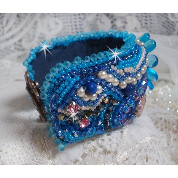 Belle Epoque Haute-Couture bracelete bordada com cristais Swarovski, caboch&otilde;es de resina e missangas de sementes