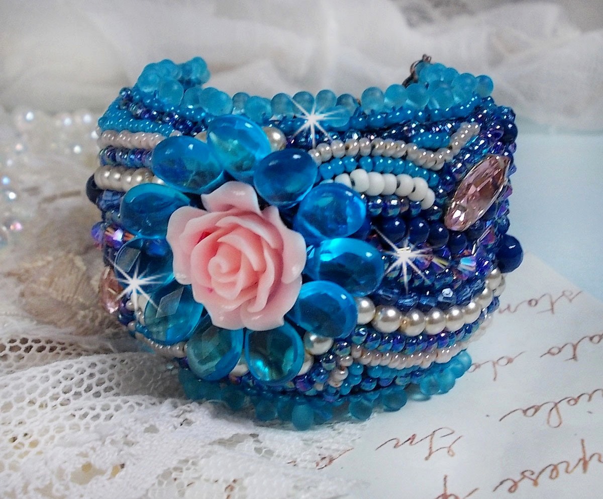 Belle Epoque Haute-Couture bracelete bordada com cristais Swarovski, cabochões de resina e missangas de sementes