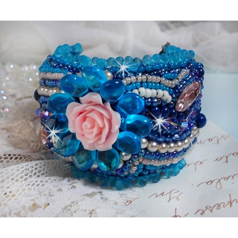 Belle Epoque Haute-Couture bracelete bordada com cristais Swarovski, cabochões de resina e missangas de sementes
