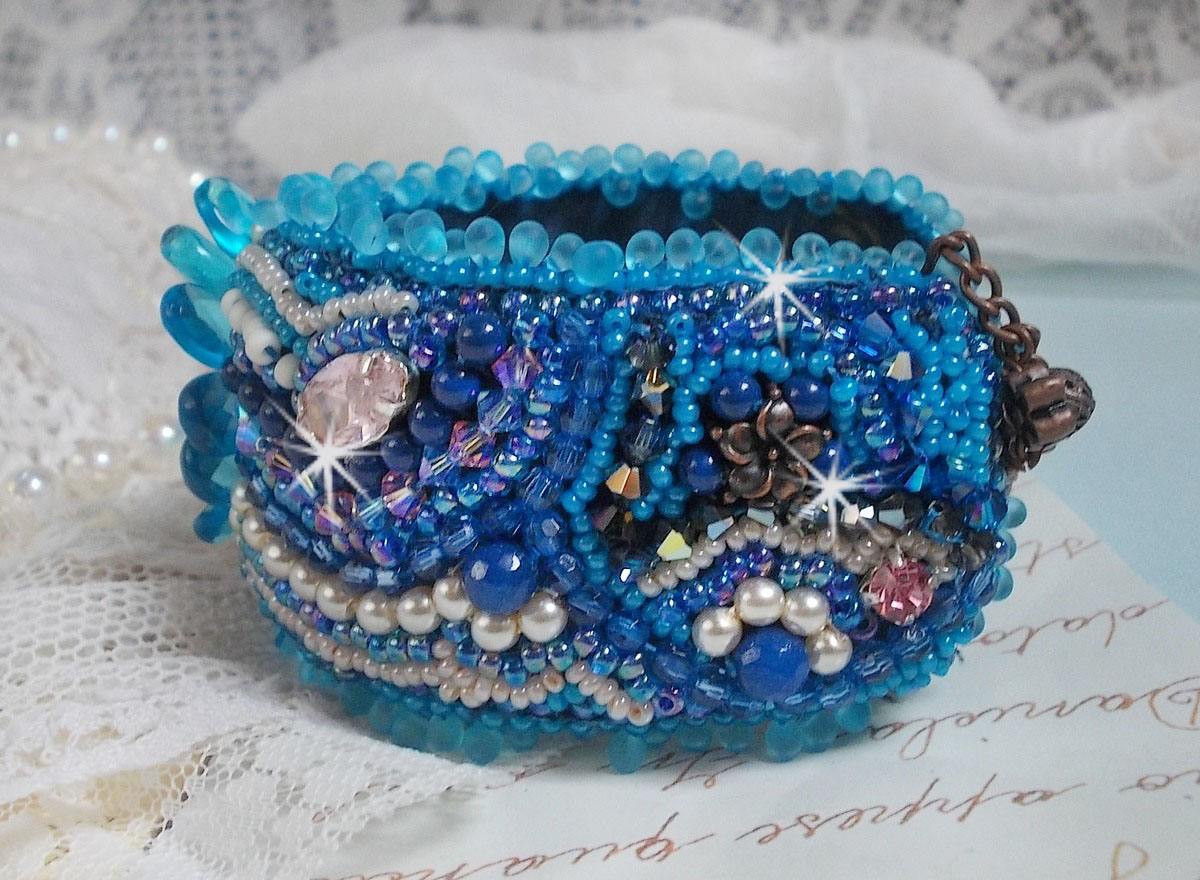 Belle Epoque Haute-Couture bracelete bordada com cristais Swarovski, cabochões de resina e missangas de sementes