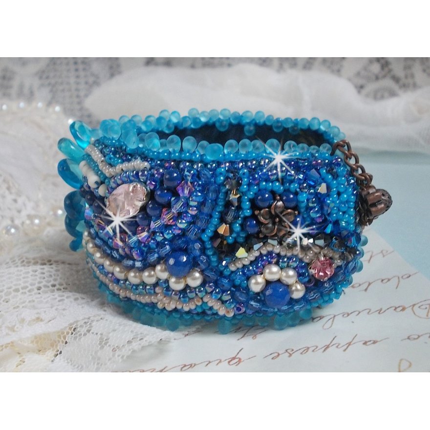 Belle Epoque Haute-Couture bracelete bordada com cristais Swarovski, cabochões de resina e missangas de sementes