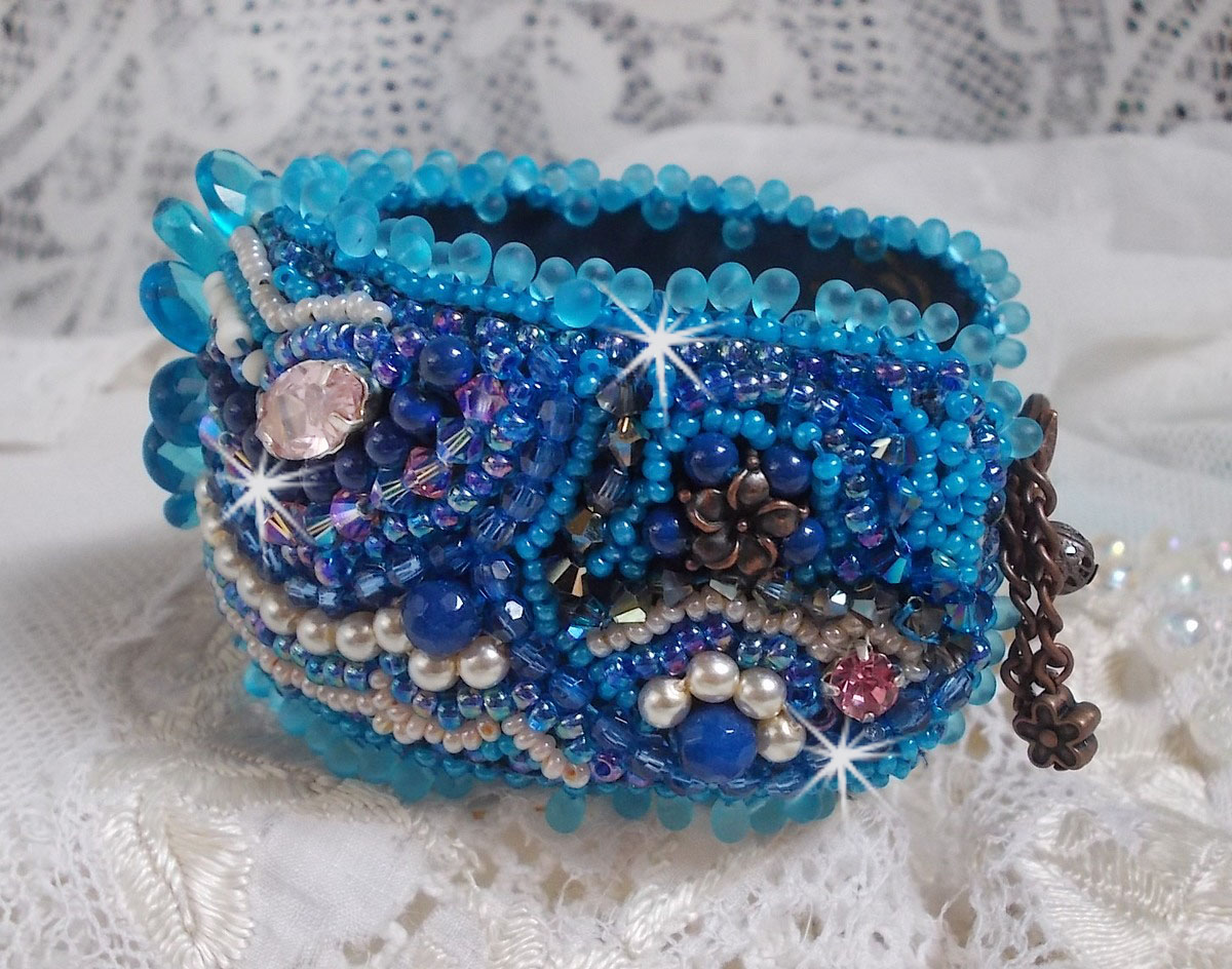 Belle Epoque Haute-Couture bracelete bordada com cristais Swarovski, cabochões de resina e missangas de sementes
