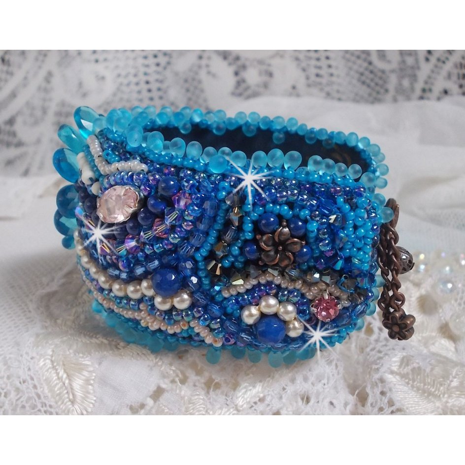 Belle Epoque Haute-Couture bracelete bordada com cristais Swarovski, cabochões de resina e missangas de sementes
