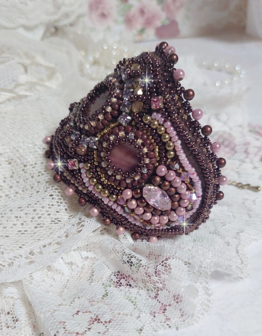 Pulseira de punho romance bordada com pérolas de mogno estilo vintage e pérolas de sementes