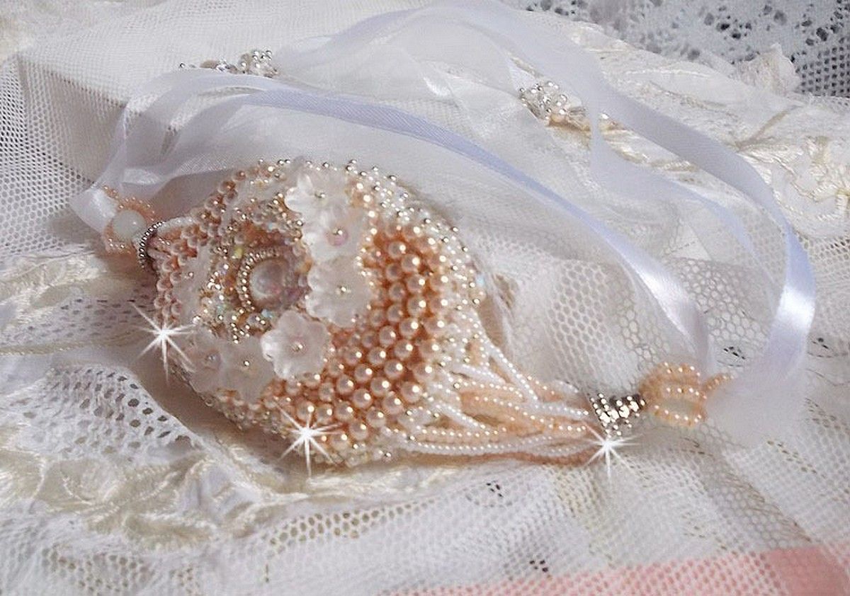 Pulseira Bouquet d'un Jour bordada com pérolas Swarovski, flores Lucite, fitas e missangas de sementes de qualidade