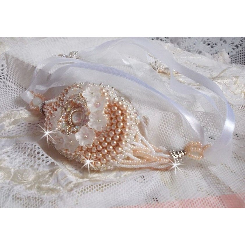 Pulseira Bouquet d'un Jour bordada com pérolas Swarovski, flores Lucite, fitas e missangas de sementes de qualidade