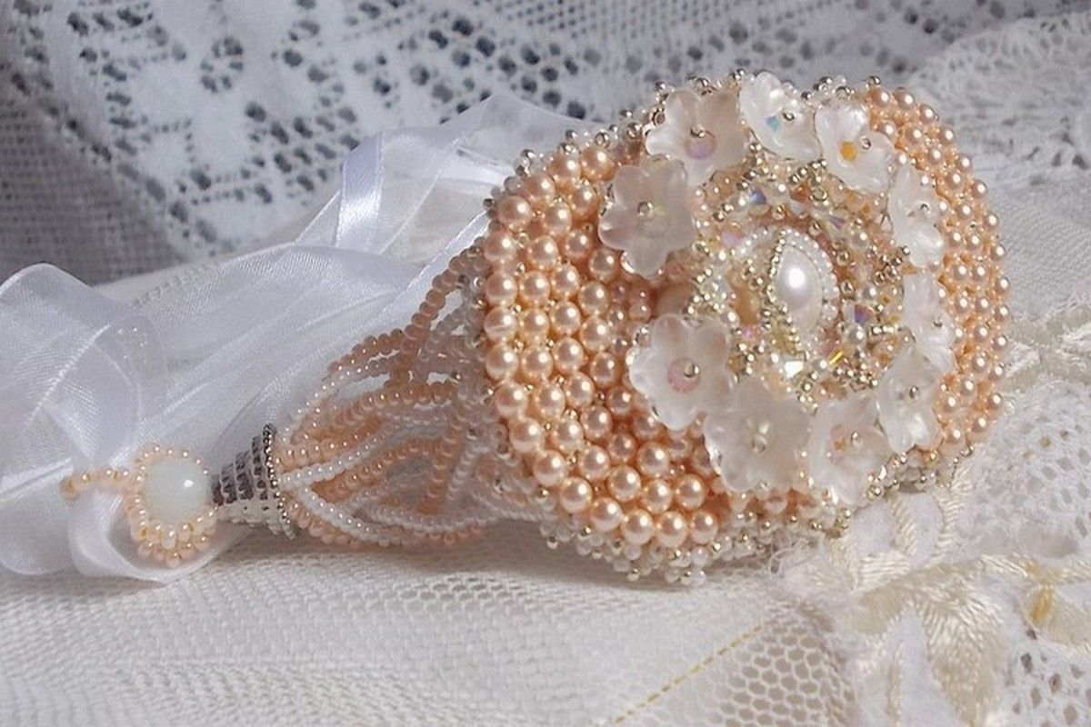 Pulseira Bouquet d'un Jour bordada com pérolas Swarovski, flores Lucite, fitas e missangas de sementes de qualidade