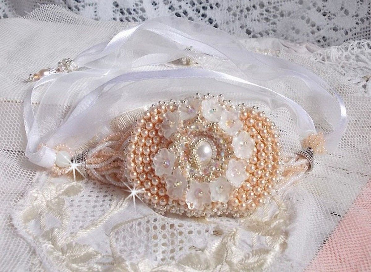 Pulseira Bouquet d'un Jour bordada com pérolas Swarovski, flores Lucite, fitas e missangas de sementes de qualidade