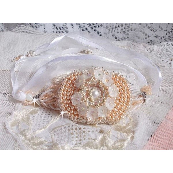 Pulseira Bouquet d'un Jour bordada com p&eacute;rolas Swarovski, flores Lucite, fitas e missangas de sementes de qualidade