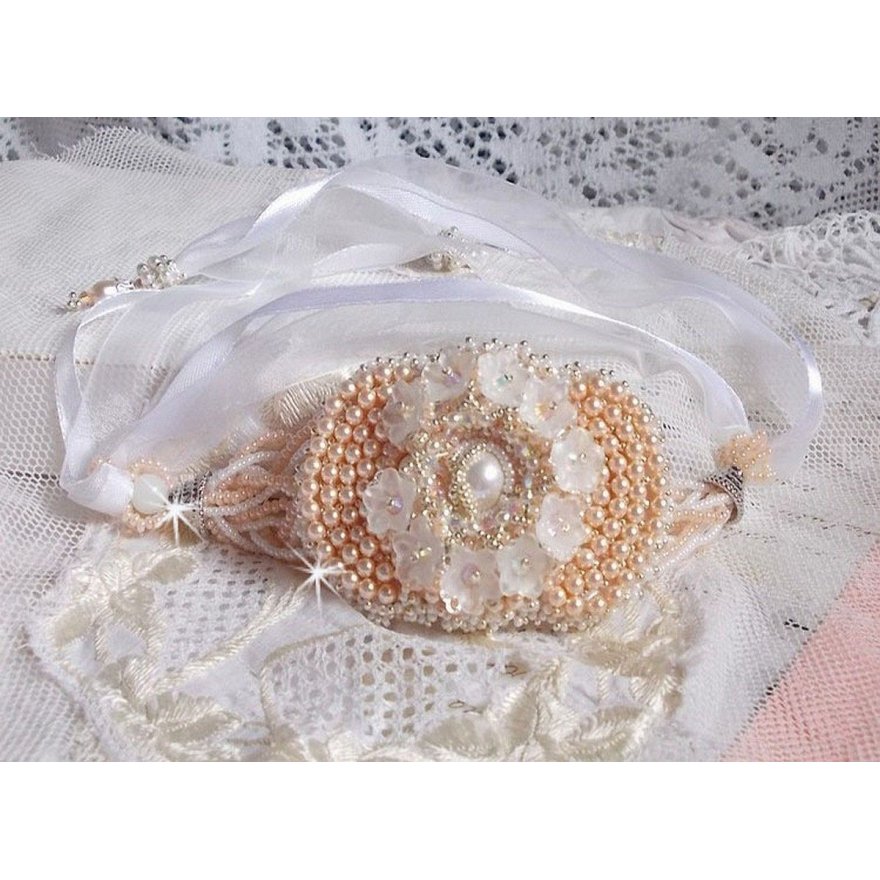 Pulseira Bouquet d'un Jour bordada com pérolas Swarovski, flores Lucite, fitas e missangas de sementes de qualidade