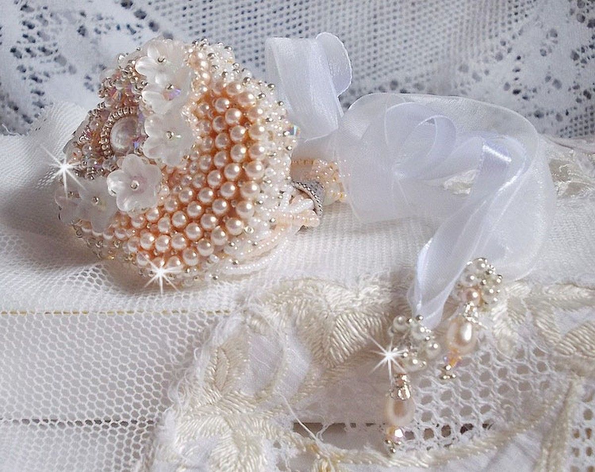 Pulseira Bouquet d'un Jour bordada com pérolas Swarovski, flores Lucite, fitas e missangas de sementes de qualidade