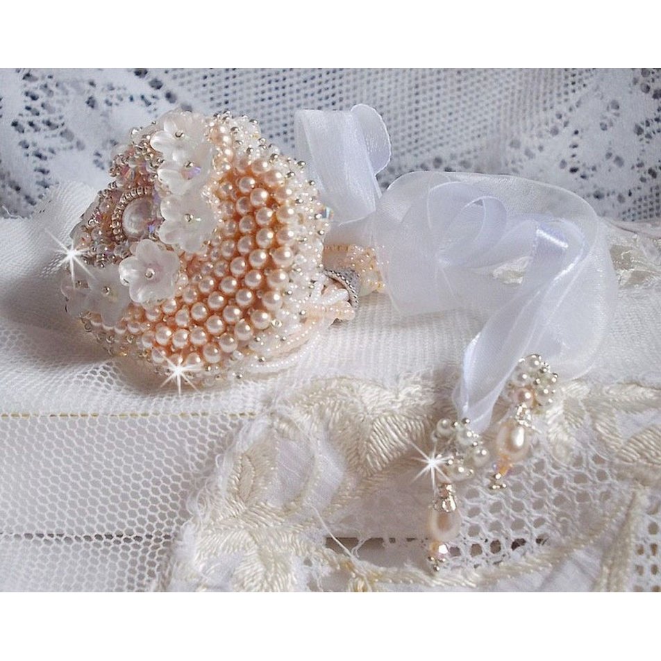 Pulseira Bouquet d'un Jour bordada com pérolas Swarovski, flores Lucite, fitas e missangas de sementes de qualidade