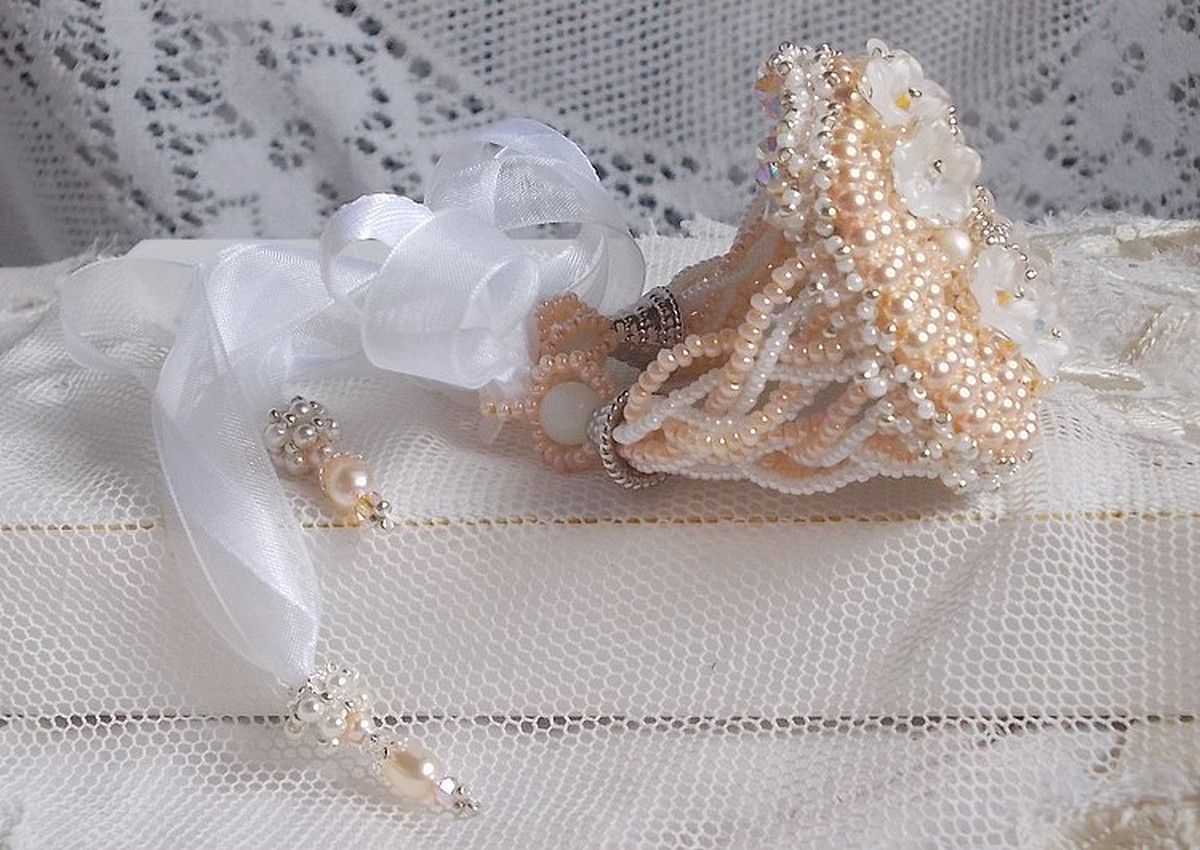 Pulseira Bouquet d'un Jour bordada com pérolas Swarovski, flores Lucite, fitas e missangas de sementes de qualidade