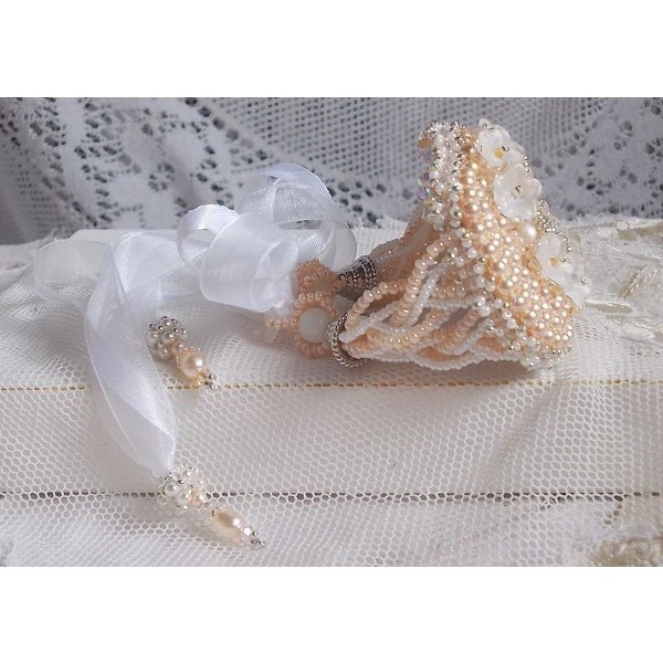 Pulseira Bouquet d'un Jour bordada com p&eacute;rolas Swarovski, flores Lucite, fitas e missangas de sementes de qualidade