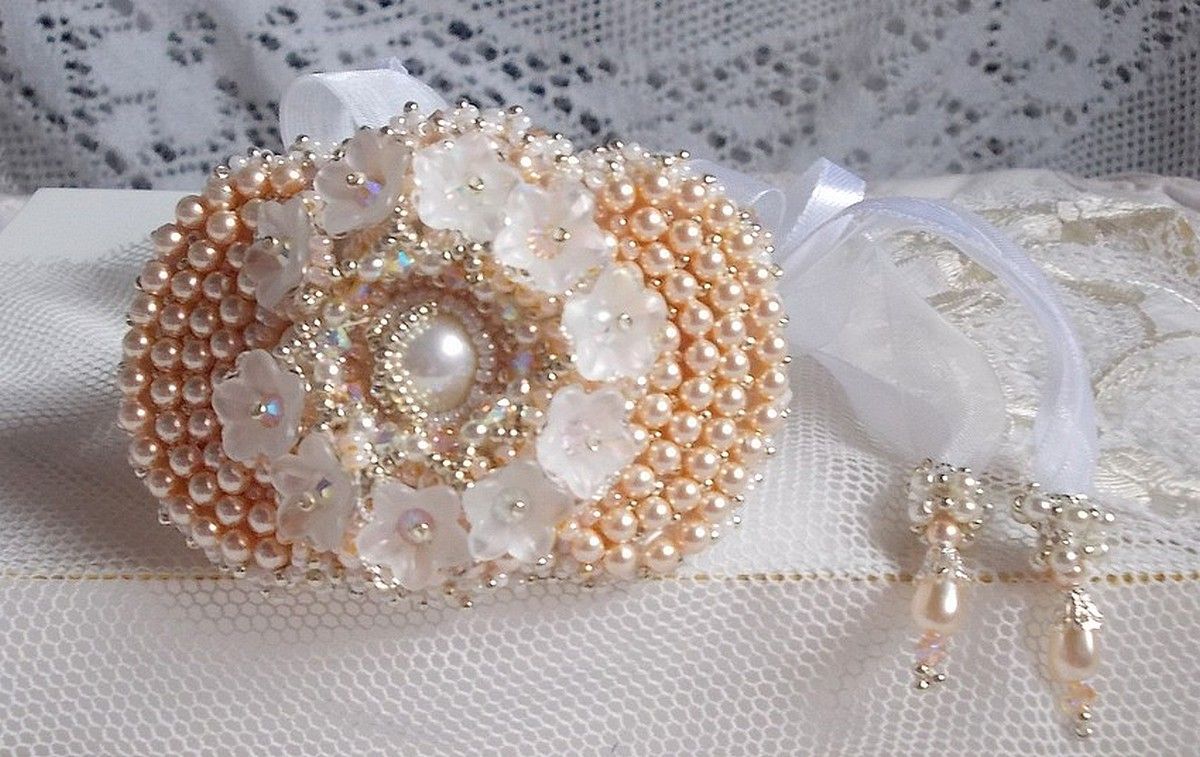 Pulseira Bouquet d'un Jour bordada com pérolas Swarovski, flores Lucite, fitas e missangas de sementes de qualidade