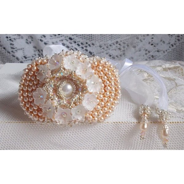 Pulseira Bouquet d'un Jour bordada com pérolas Swarovski, flores Lucite, fitas e missangas de sementes de qualidade