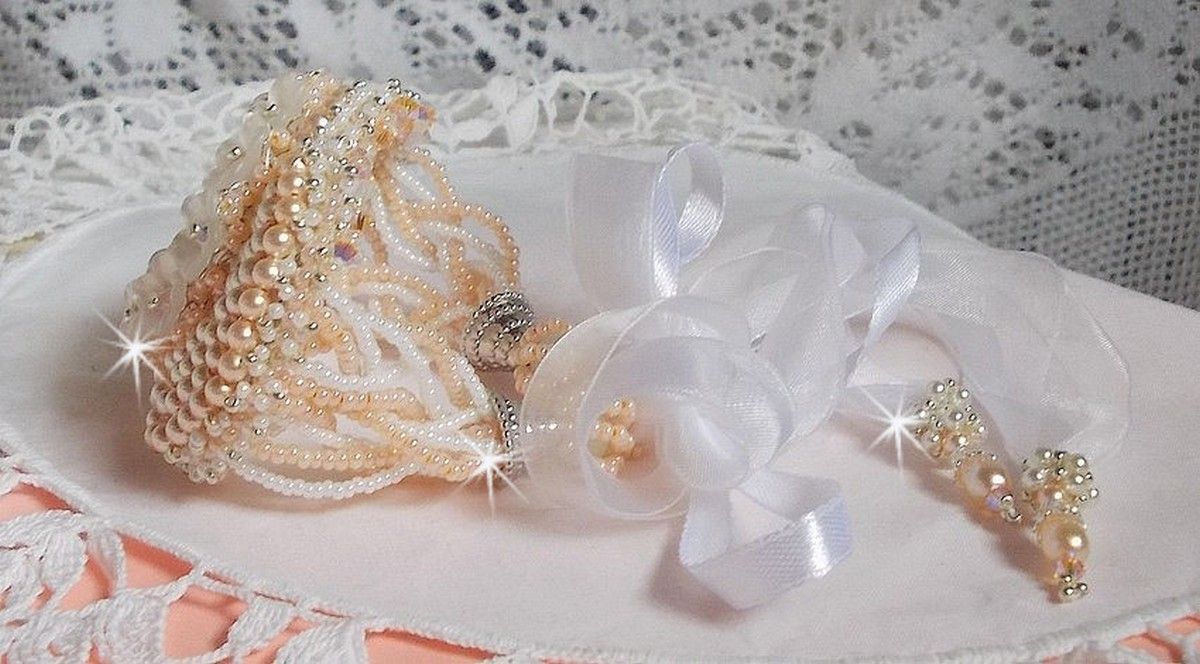 Pulseira Bouquet d'un Jour bordada com pérolas Swarovski, flores Lucite, fitas e missangas de sementes de qualidade