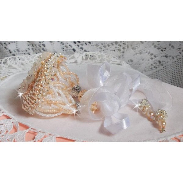 Pulseira Bouquet d'un Jour bordada com pérolas Swarovski, flores Lucite, fitas e missangas de sementes de qualidade