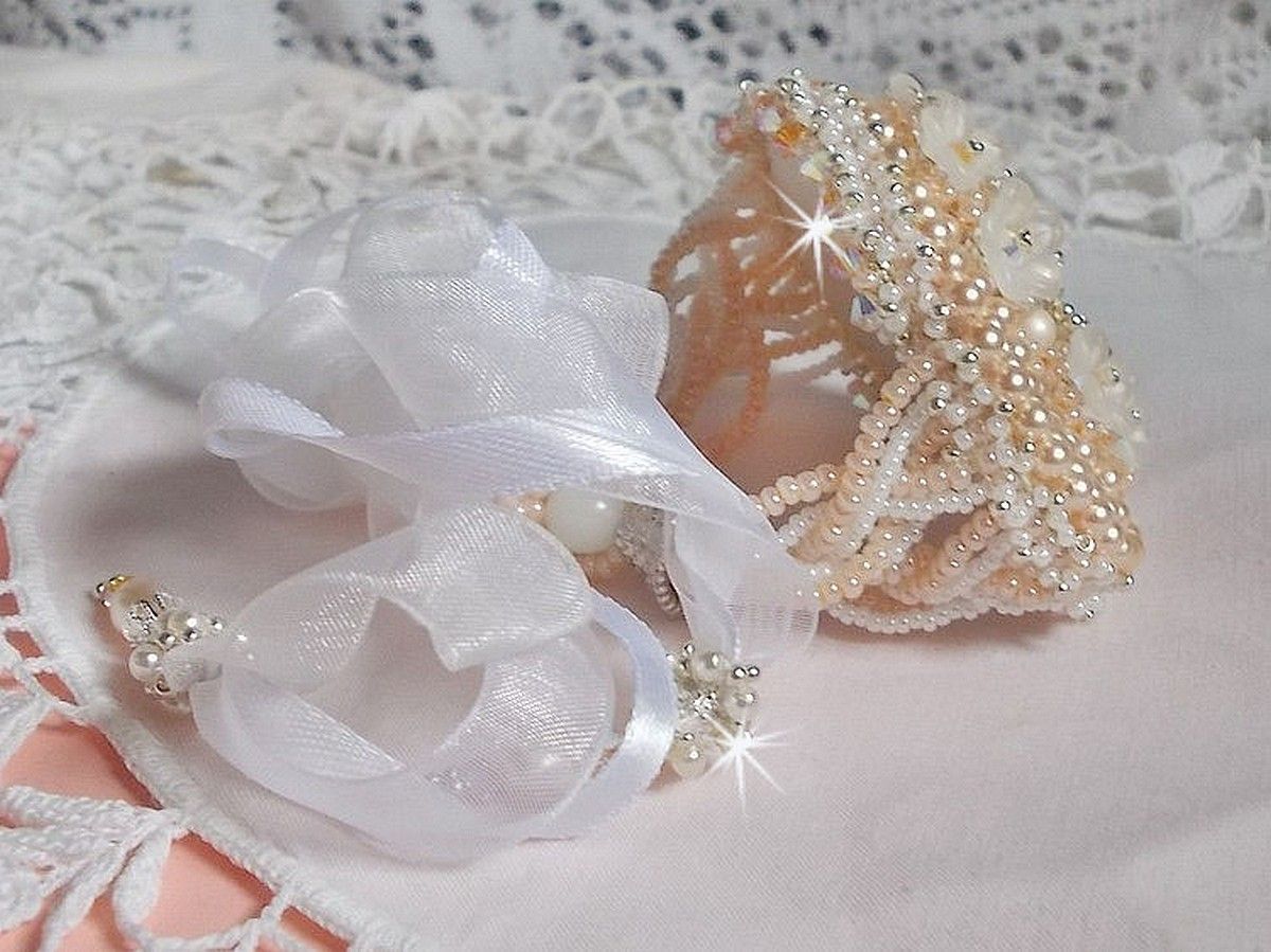 Pulseira Bouquet d'un Jour bordada com pérolas Swarovski, flores Lucite, fitas e missangas de sementes de qualidade
